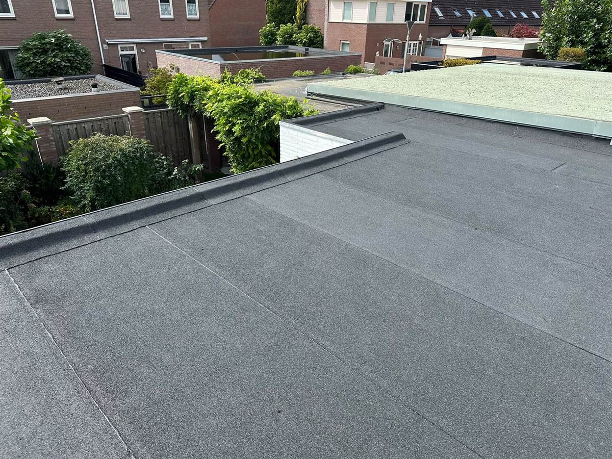 Compleet nieuw geïsoleerd bitumen dak